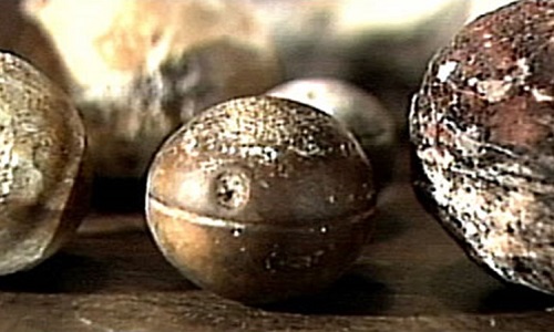 南アフリカの金属球